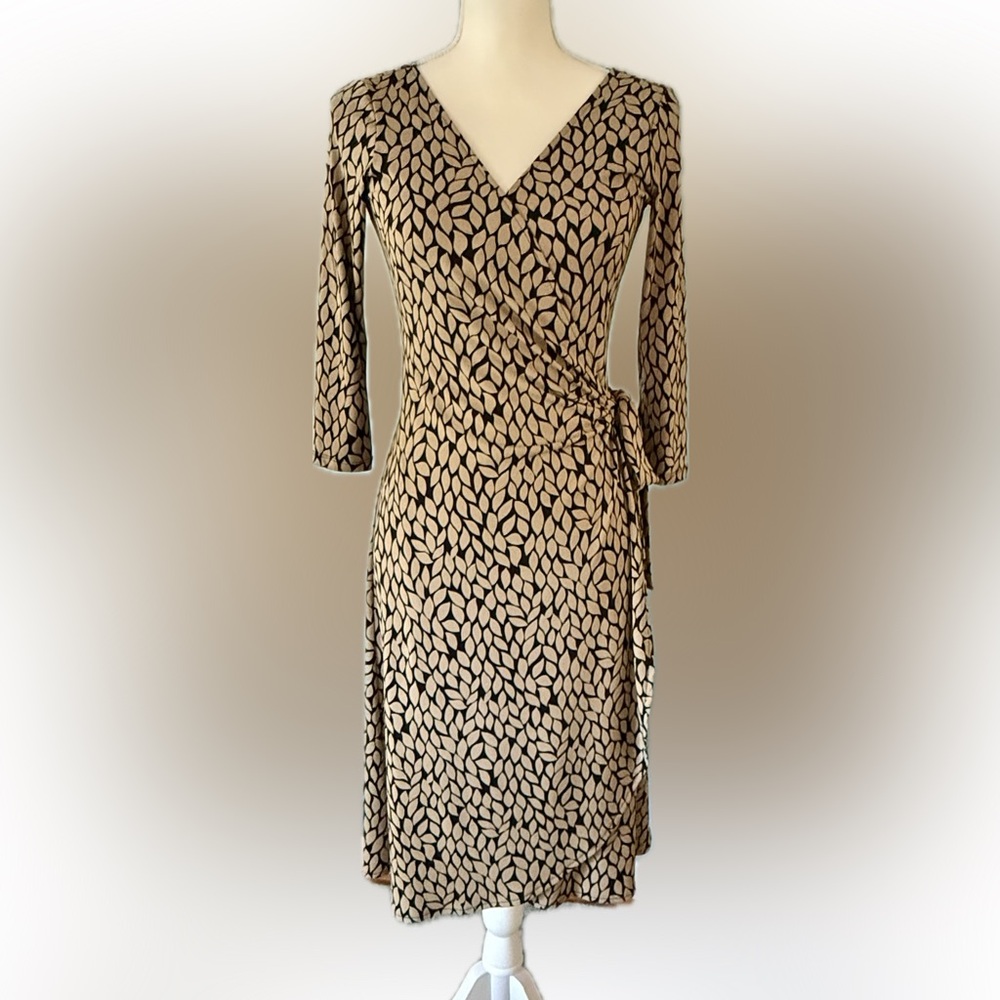 London Times Classic Tan and Black V -Neck Tie at Waist Dress